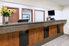  Days Inn & Suites by Wyndham Des Moines Airport  Де-Мойн